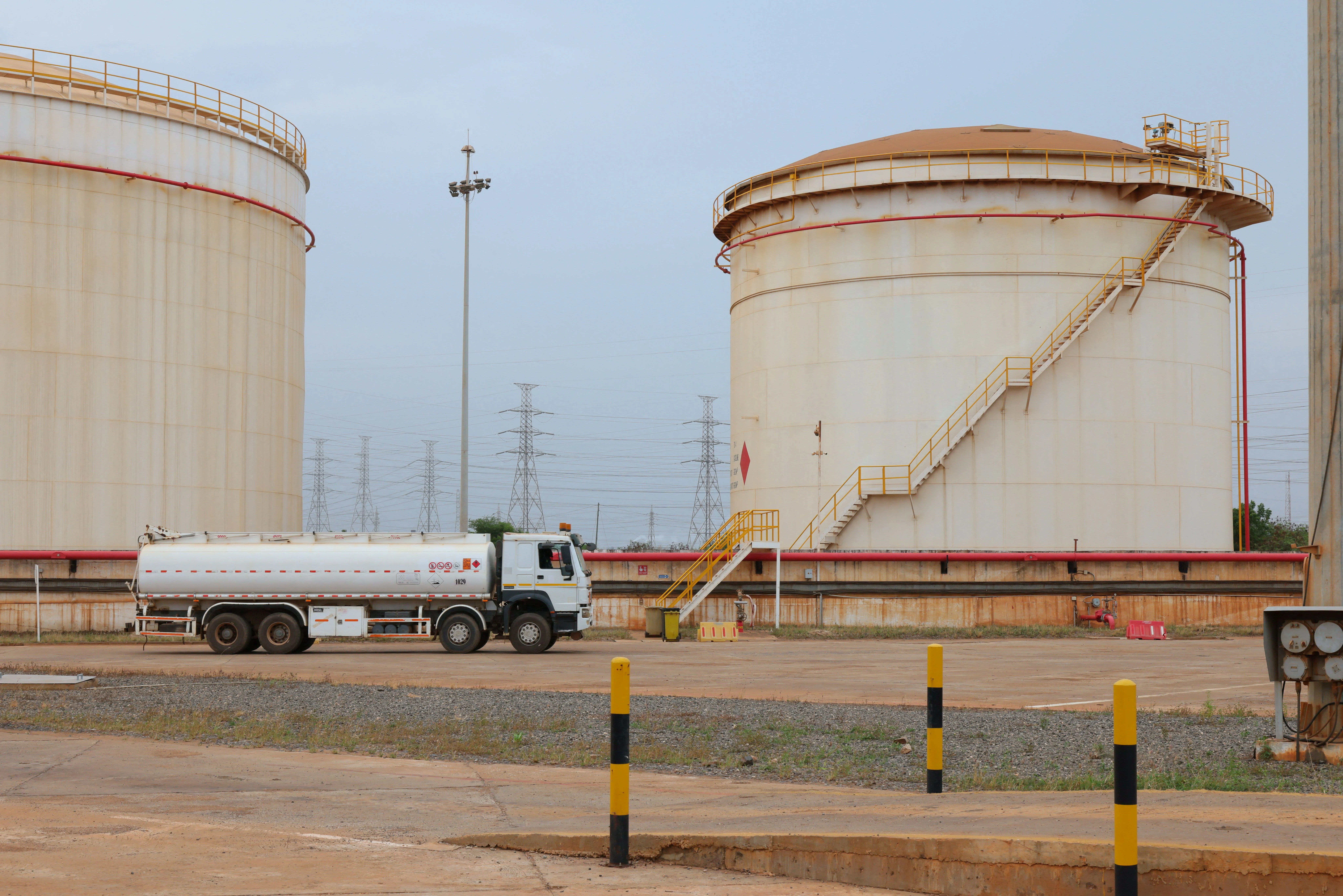 Oil Falls as Washington and Tehran Explore a Phased Path Toward Reopening Hormuz