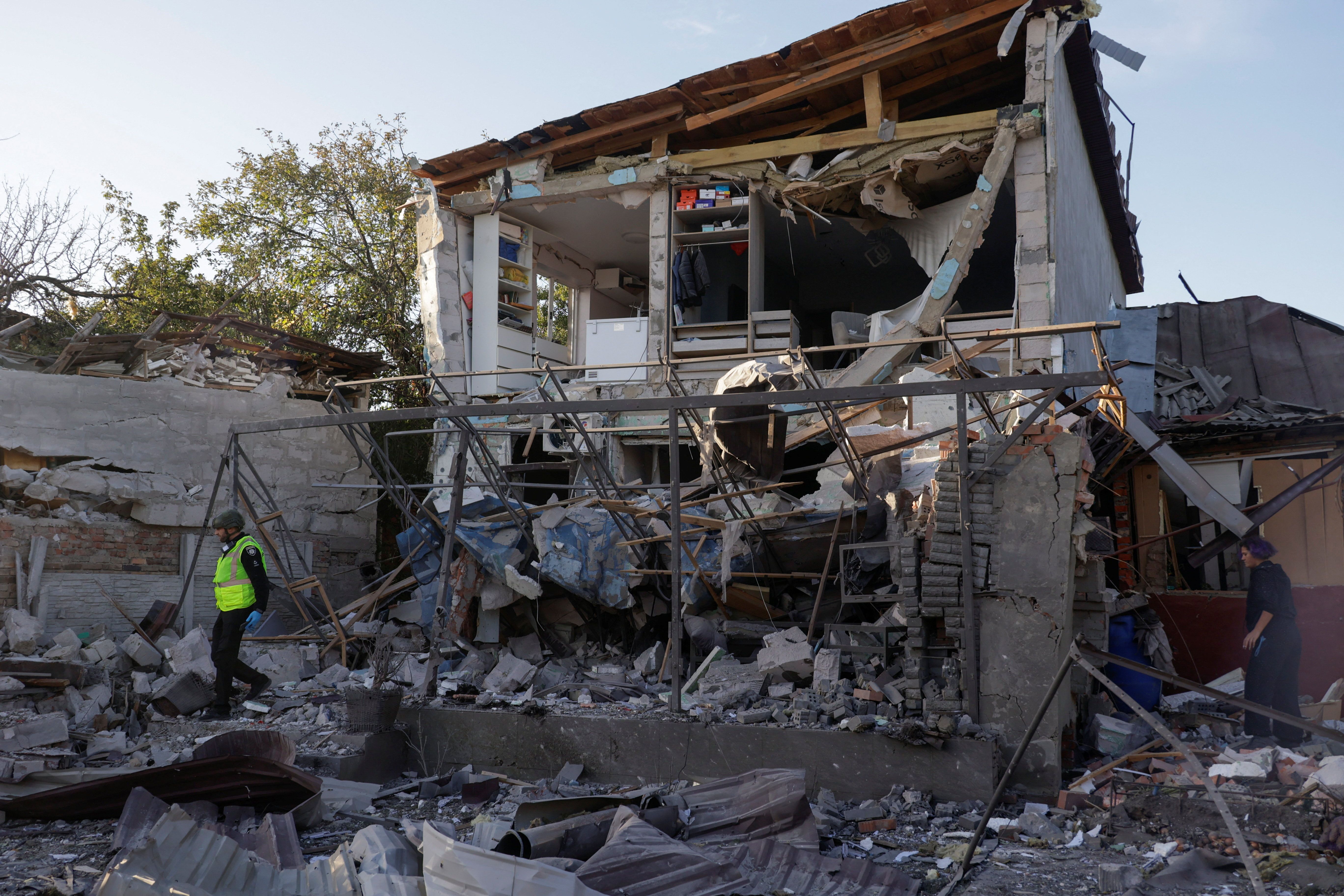 Russian Strikes Close Key Kyiv Bridges and Disrupt Movement Across the Dnipro