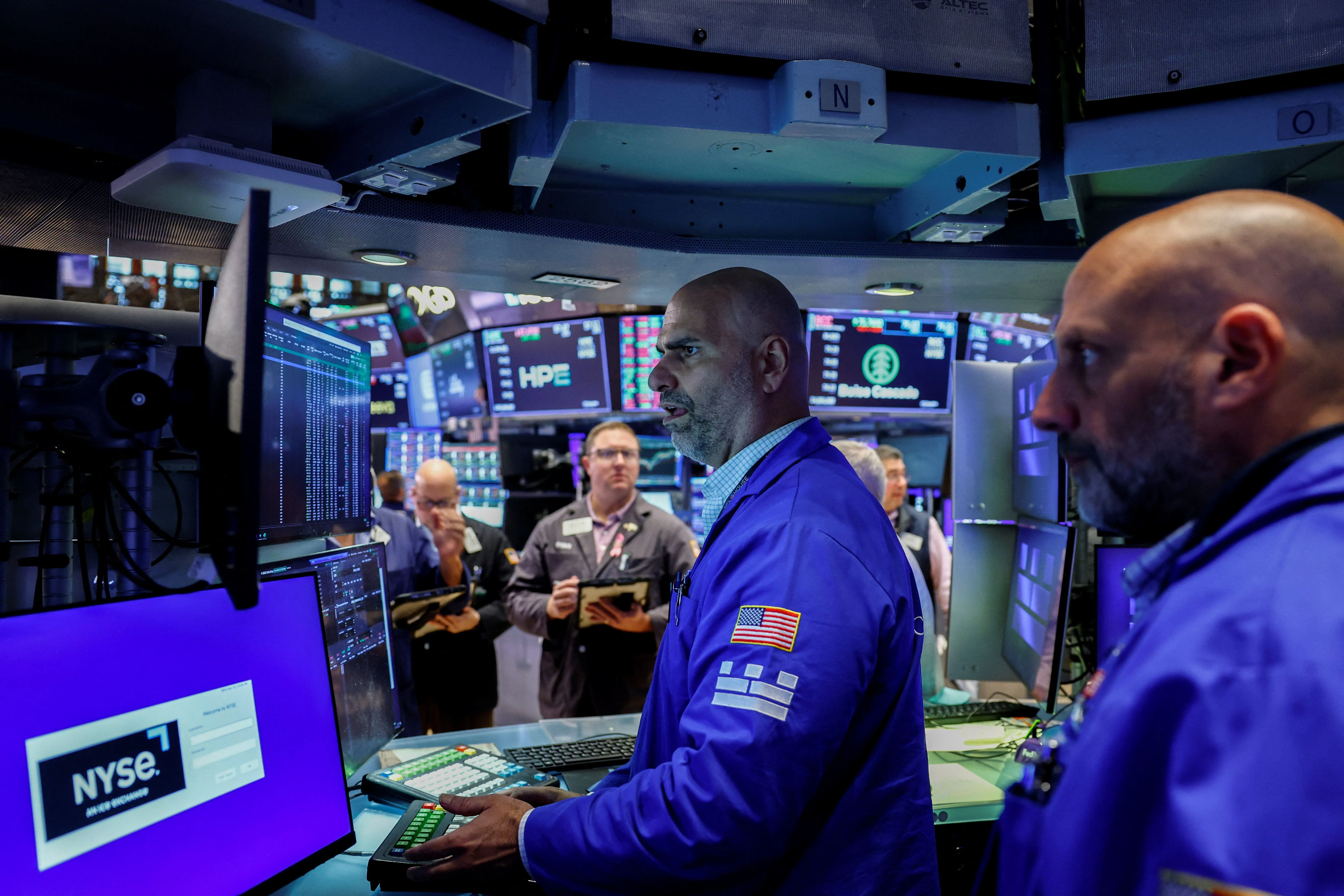 Wall Street Ends the Week Higher as AI Optimism Offsets Energy and Rate Risks