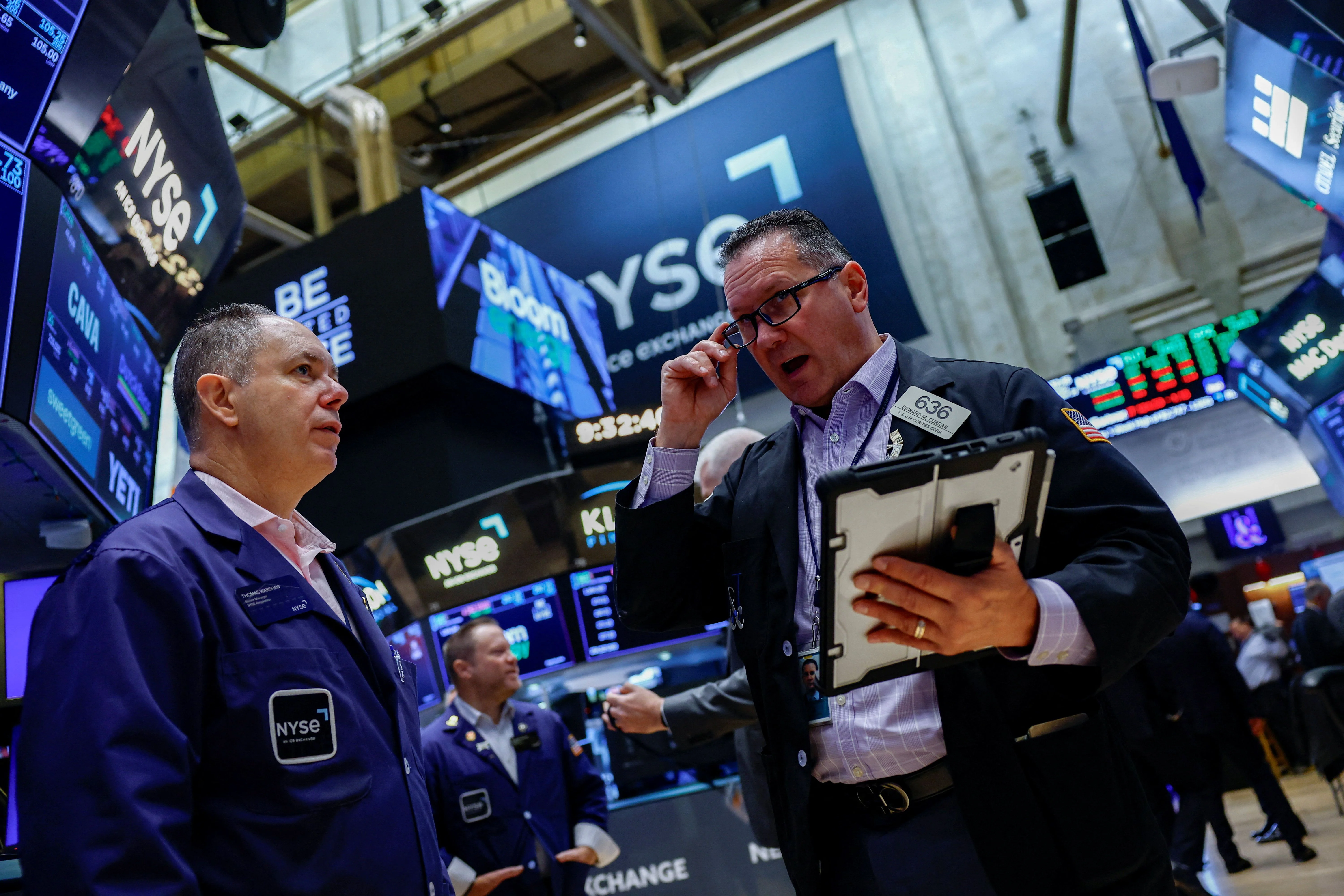 Wall Street Holds Near Records as Oil Rises and Earnings Season Begins